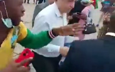 L&rsquo;homme blanc chassé du palais du peuple : non, ce n&rsquo;est pas l&rsquo;ambassadeur de la France en RDC