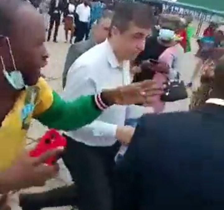 L’homme blanc chassé du palais du peuple : non, ce n’est pas l’ambassadeur de la France en RDC