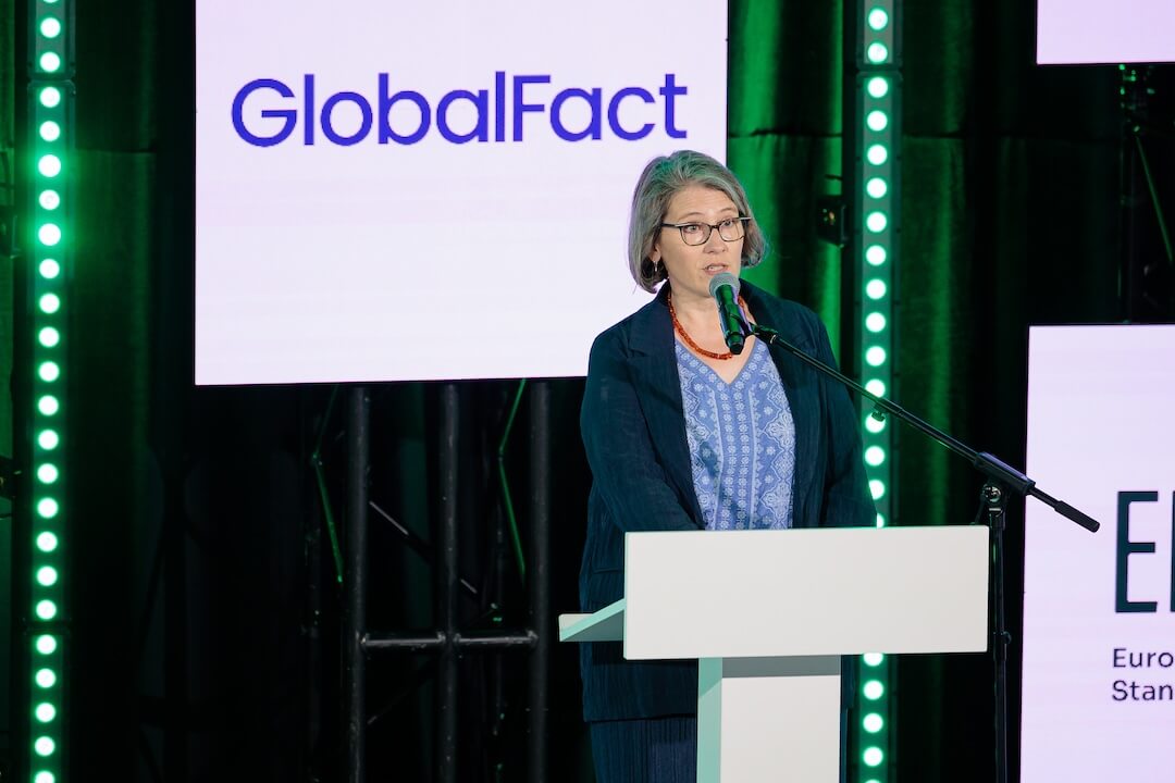Angie Drobnic Holan, directrice du Réseau international de vérification des faits (IFCN), s'adresse aux participants de la conférence GlobalFact 2026 à Vilnius, en Lituanie, mercredi, à l'occasion de l'ouverture de la conférence. (Photo IFCN)